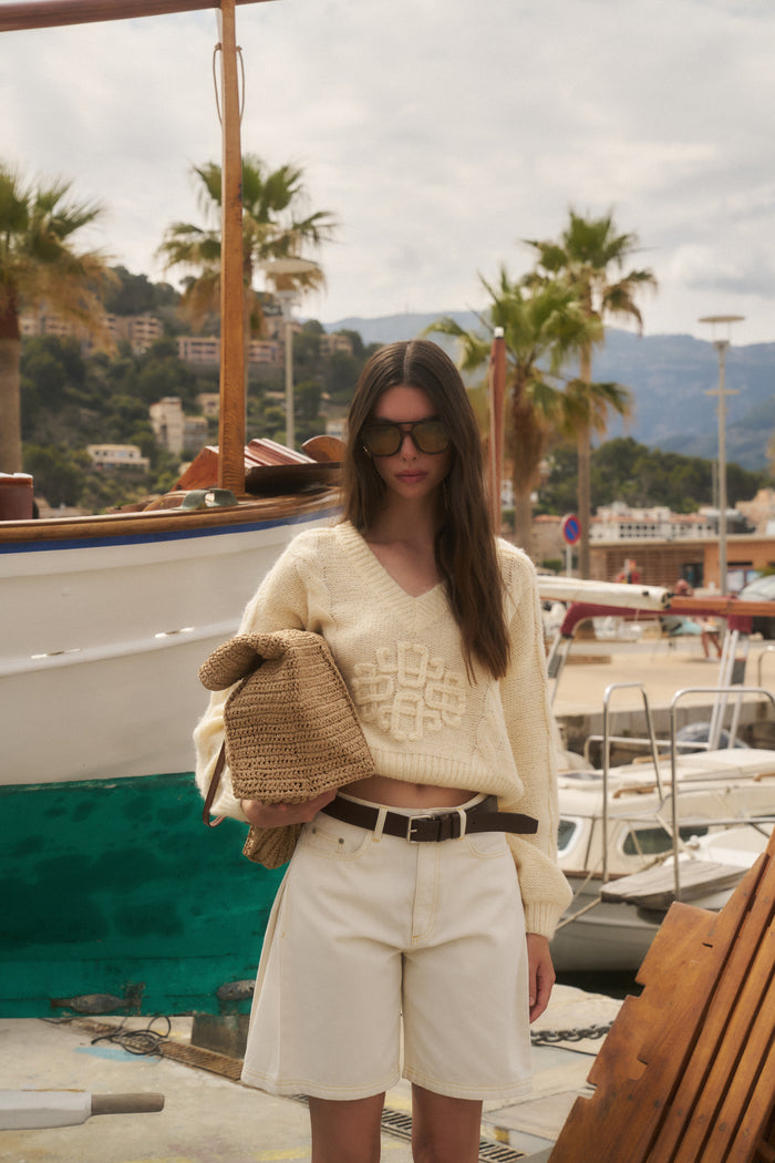 EMBLEM KNITTED V NECK JUMPER - BUTTERMILK