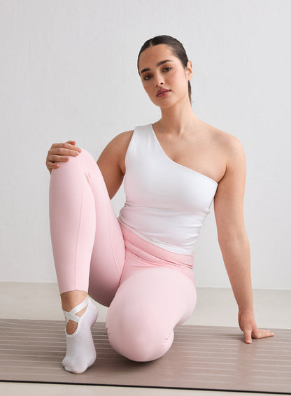 Nainen yllään valkoinen aim'n Shape Seamless One Shoulder Bralette [L-174cm]