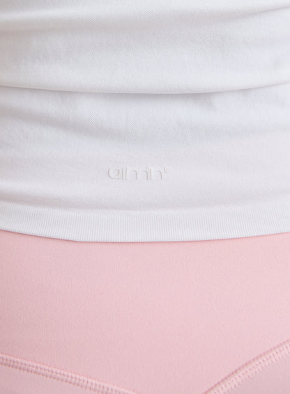 Lähikuva sävy sävyyn olevasta aim'n-logosta valkoisessa Shape Seamless One Shoulder Bralette -yläosassa [L-174cm]