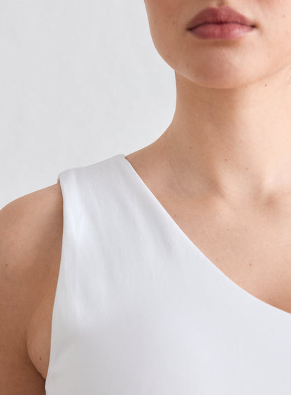 Lähikuva valkoisesta Shape Seamless One Shoulder Bralette -topista, joka keskittyy epäsymmetriseen olkaimeen ja pääntiehen [L-174cm]